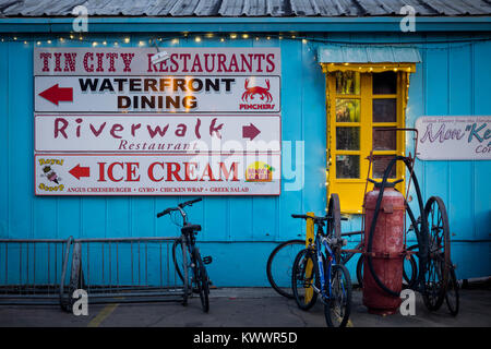 Zeichen an der Wand der Geschäfte von Tin City, Naples, Florida, USA Stockfoto