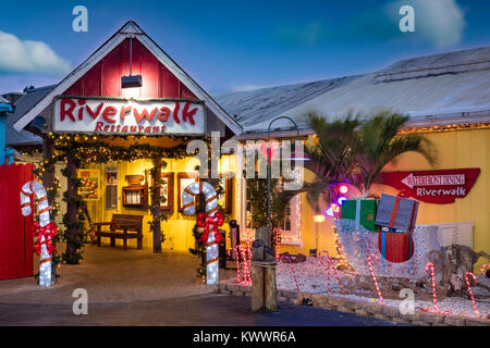 Weihnachtsschmuck am Eingang zum Riverwalk Restaurant - Teil von Tin City, Naples, Florida, USA Stockfoto