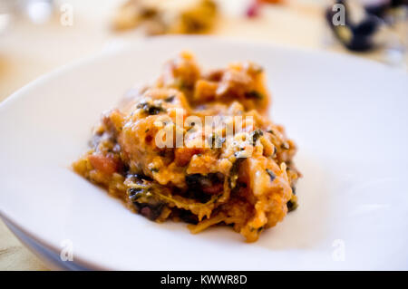 Gesund typisch Italienische Gemüse Lasagne fertig auf der Platte zu essen. Florenz Italien Stockfoto