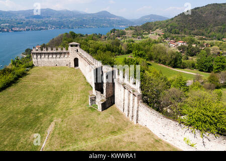 Rocca Borromeo di Angera, Angera, Italien. Stockfoto