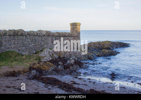 Die felsige Küste und der Stein gebaut Replik befestigungsanlagen an der Küstenort Groomsport in Count Down in Nordirland Stockfoto