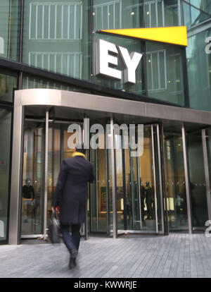 Ein Blick auf die Ernst & Young in Mehr Londoner Riverside, London. Stockfoto