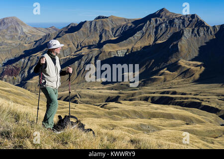 Ein Mann Wanderungen auf dem Berg Gramos am 16. Oktober 2017 in Griechenland. Mt Gramos ist einer der höchsten Berge von Griechenland. Stockfoto