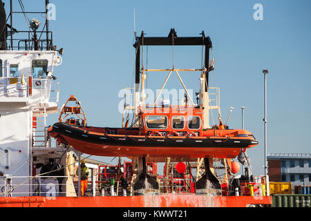 Rescue Boot oder Rettungsboot abourd das versorgungsschiff Putford Voyager in Great Yarmouth Port. Stockfoto