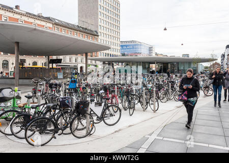 Hunderte von Fahrrädern im Bahnhof Nørreport Metro und Bahnhof in Kopenhagen, Dänemark, Europa Stockfoto