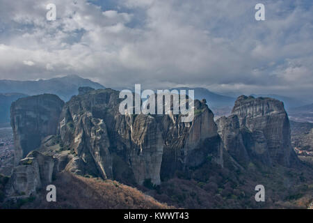 Meteora, riesigen Felsen und Klöster am Rande der hohen Klippen in der Nähe der kleinen Stadt Kalambáka, Thessalien, Griechenland Stockfoto