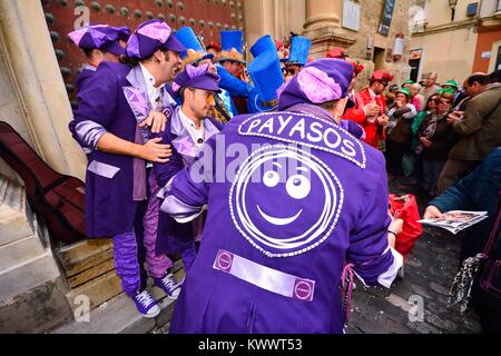 CADIZ, Spanien - 8. Februar: Typische Karneval Chorus (chirigota) Während der Karneval in den Straßen singen im Januar 8, 2016 in Cadiz, Spanien. Stockfoto