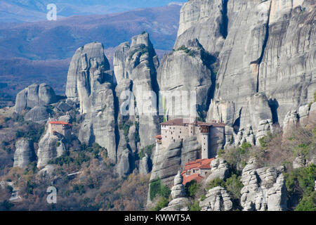 Meteora, riesigen Felsen und Klöster am Rande der hohen Klippen in der Nähe der kleinen Stadt Kalambáka, Thessalien, Griechenland Stockfoto