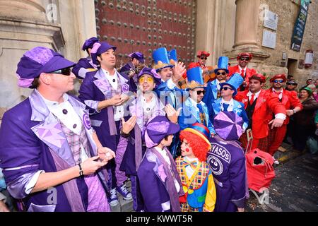 CADIZ, Spanien - 8. Februar: Typische Karneval Chorus (chirigota) Während der Karneval in den Straßen singen im Januar 8, 2016 in Cadiz, Spanien. Stockfoto