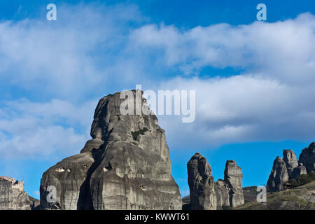 Meteora, riesigen Felsen und Klöster am Rande der hohen Klippen in der Nähe der kleinen Stadt Kalambáka, Thessalien, Griechenland Stockfoto