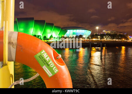 River Clyde, mit rettungsring im Vordergrund (Anzeige einer Samariter Label) und die SEC Armadillo und die SSE-Hydro im Hintergrund, Glasgow, Schottland Stockfoto