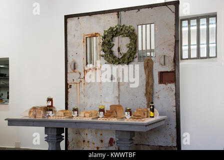 Paarl, Western Cape, Südafrika. Dezember 2017. In einem Restaurant im alten Gefängnis gelegen. Küche Eingang Stockfoto