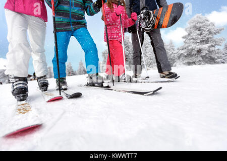 Skifahrer Beine mit Skischuhen und Skiern auf Gelände, in der Nähe Stockfoto