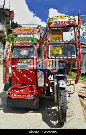 Banaue, Philippines-October 6, 2016: Kolorist dreirädrige Kraftfahrzeuge sind eine gemeinsame öffentliche Verkehrsmittel im Land. Hier auf Mayoyao-Alfonso Liste Stockfoto