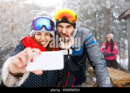 Junge Skifahrer Paar unter selfie mit Handy outdoor Stockfoto