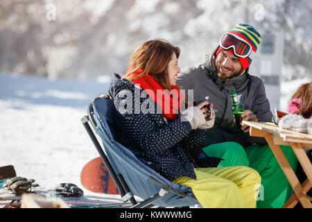 Skifahrer Paar in Liebe trinken und reden in Cafe auf Skifahren Stockfoto