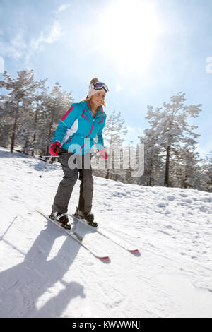 Skifahrer Mädchen zum Skifahren in die Berge Stockfoto