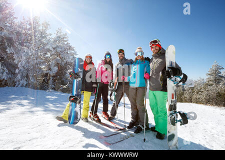 Gruppe von Glücklich Skifahrer und Boarder zusammen auf den Berg Stockfoto