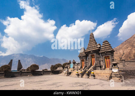 Hindu Tempel (Pura Luhur Poten) am Fuße des Mount Bromo, Insel Java, Indonesien Stockfoto
