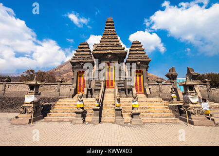 Hindu Tempel (Pura Luhur Poten) am Fuße des Mount Bromo, Insel Java, Indonesien Stockfoto