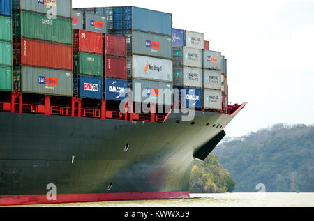 Container schiff durch den Panamakanal, Gatun See, Republik Panama. Stockfoto