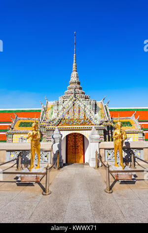 Wächter an der Ausfahrt von Wat Phra Kaew Tempel in Bangkok, Thailand Stockfoto