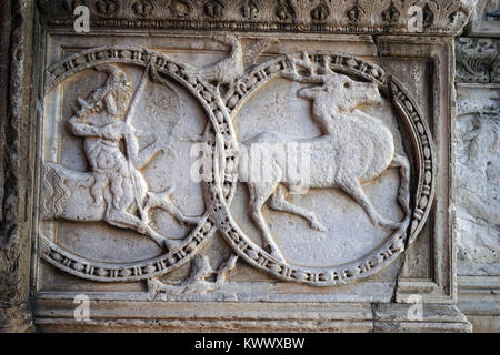 Bas-Relief an der Wand der Kathedrale Saint Nazaire in Saint-Gilles, Frankreich Stockfoto