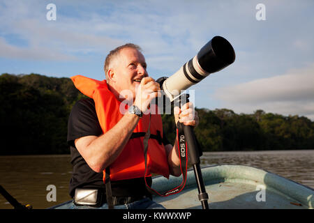 Naturfotograf auf Boot Safari im Gatun See, Soberania Nationalpark, Republik Panama. Stockfoto