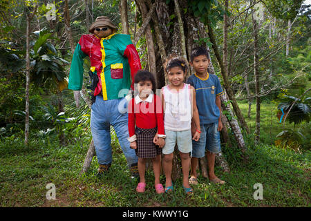 Drei Kinder und ein Muñeco in der Provinz Cocle, Republik Panama. Ein Muñeco ist an Silvester verbrannt. Stockfoto