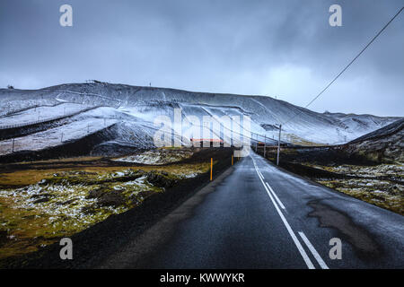 Erster Schnee auf Blafjoll ski resort in Island Anfang September Stockfoto