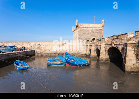 Boote angedockt in der Skala du Port in Essaouira, Marokko. Essaouira ist eine Stadt in der westlichen Marokkanischen Region an der Atlantikküste. Stockfoto