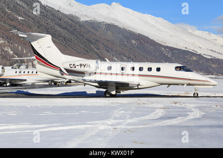 Samedan/Switzerlad: Netjets CS-PHH - Embraer Phenom 300 am Engadin Airport in Samedan/Schweiz 18.02.2017 Stockfoto