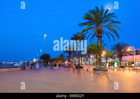 Agadir Strandpromenade in der Nacht, Marokko. Agadir ist eine große Stadt in Marokko am Ufer des Atlantischen Ozeans, in der Nähe des Atlas Mountain Stockfoto