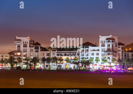 Agadir Strandpromenade in der Nacht, Marokko. Agadir ist eine große Stadt in Marokko am Ufer des Atlantischen Ozeans, in der Nähe des Atlas Mountain Stockfoto