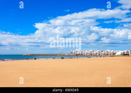 Strand von Agadir in Agadir, Marokko. Agadir ist eine große Stadt in Marokko am Ufer des Atlantischen Ozeans. Stockfoto