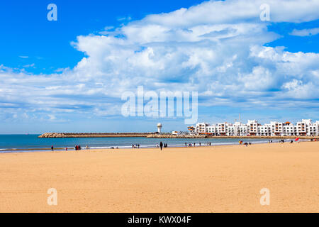 Strand von Agadir in Agadir, Marokko. Agadir ist eine große Stadt in Marokko am Ufer des Atlantischen Ozeans. Stockfoto