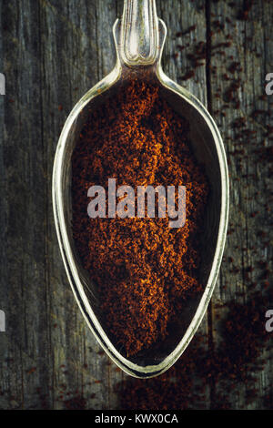 Messlöffel gemahlenen Kaffee auf einer hölzernen Hintergrund. Makroaufnahme. Stockfoto