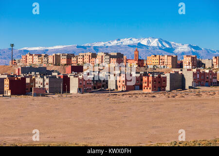 Ouarzazate Stadt und Hohen Atlas Antenne Panoramaaussicht, Marokko. Ouarzazate ist eine Stadt und Hauptstadt der Provinz Ouarzazate in Marokko. Stockfoto