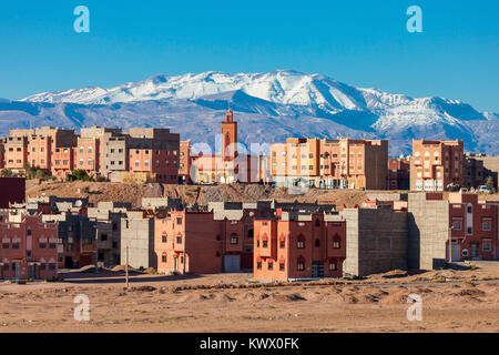 Ouarzazate Stadt und Hohen Atlas Antenne Panoramaaussicht, Marokko. Ouarzazate ist eine Stadt und Hauptstadt der Provinz Ouarzazate in Marokko. Stockfoto