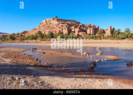 Ait Ben Haddou ist eine befestigte Stadt in der Nähe von Ouarzazate in Marokko. Ait Benhaddou ist ein UNESCO-Weltkulturerbe und mehrere Filme haben es geschossen worden. Stockfoto