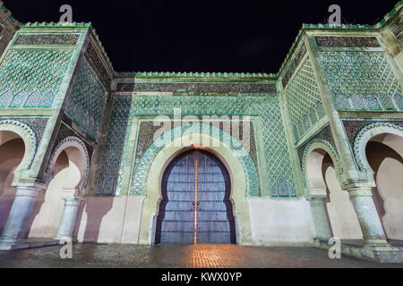 Die Bab Mansour in Meknes, Marokko in der Nacht. Tor Tor Bab Mansour, benannt nach dem Architekten, El-Mansour. Tor Bab Mansour ist ein haupttor in Meknes, M Stockfoto