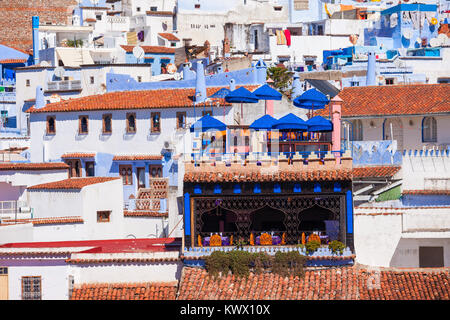 Chefchaouen Antenne Panoramablick. Jaipur ist eine Stadt im Nordwesten von Marokko. Chefchaouen ist für seine Gebäude in Blau. Stockfoto