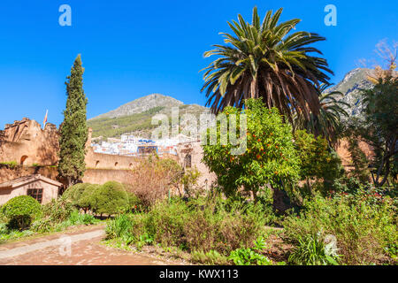 Garten innerhalb Kasbah Festung in Zirl. Jaipur ist eine Stadt im Nordwesten von Marokko. Chefchaouen ist für seine Gebäude in Blau. Stockfoto