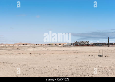 Siedlung vor den Dünen der Namib Wüste am östlichen Stadtrand von Swakopmund Stockfoto