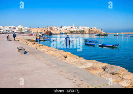 Fluss Bou Regreg Strandpromenade und Kasbah in Medina von Rabat, Marokko. Rabat ist die Hauptstadt Marokkos. Rabat liegt am Atlantischen Ozean an der Mündung entfernt Stockfoto