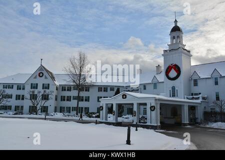 Das historische Grand Sagamore Hotel on Lake George in Bolton Landing, New York für die Weihnachtszeit dekoriert und in den Schnee im Winter. Stockfoto