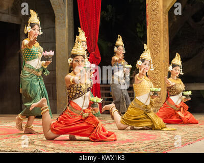 Junge Khmer Frauen traditionelle Apsara Tanz in Siem Reap, Kambodscha. Stockfoto