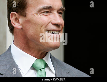 Arnold Schwarzenegger trifft der britische Premierminister Tony Blair in der Downing Street 10, London. 26. Juni 2017. Stockfoto