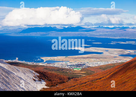 Ushuaia Luftaufnahme aus dem Gletscher Martial. Ushuaia ist die Hauptstadt von Feuerland in Argentinien. Stockfoto