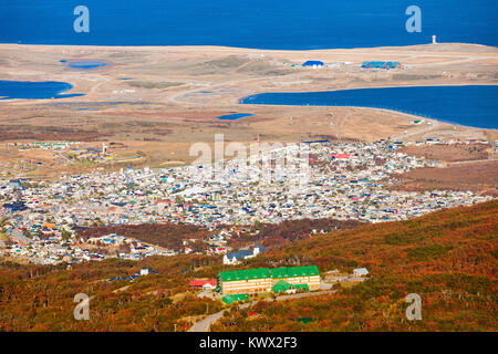 Ushuaia Luftaufnahme aus dem Gletscher Martial. Ushuaia ist die Hauptstadt von Feuerland in Argentinien. Stockfoto